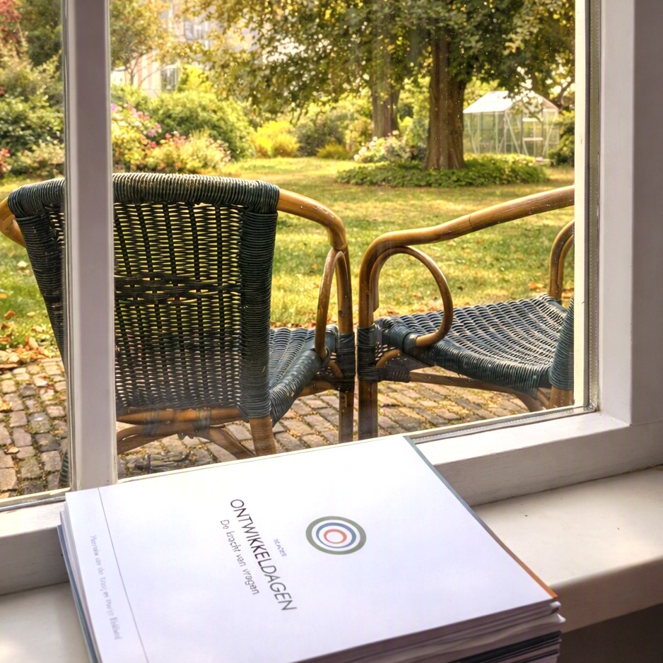 Stoelen op het terras bij Oud Woelwijck